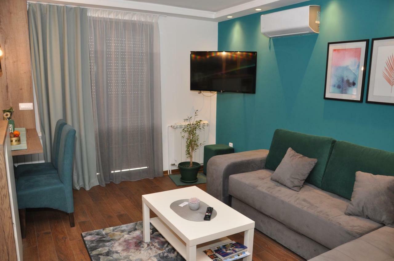 Lux Apartman Cacak Bagian luar foto