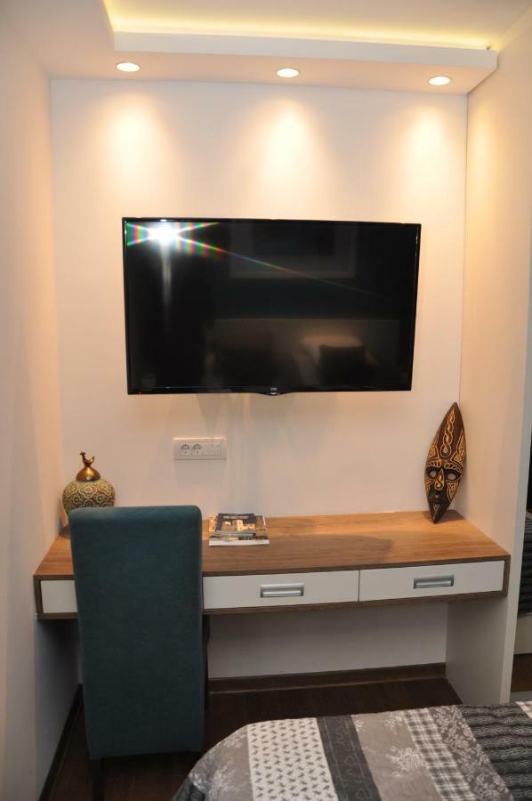 Lux Apartman Cacak Bagian luar foto