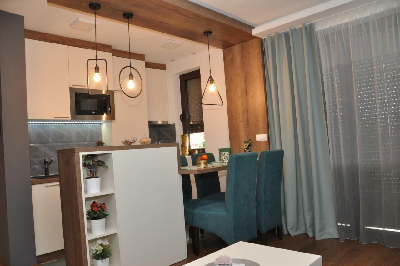 Lux Apartman Cacak Bagian luar foto